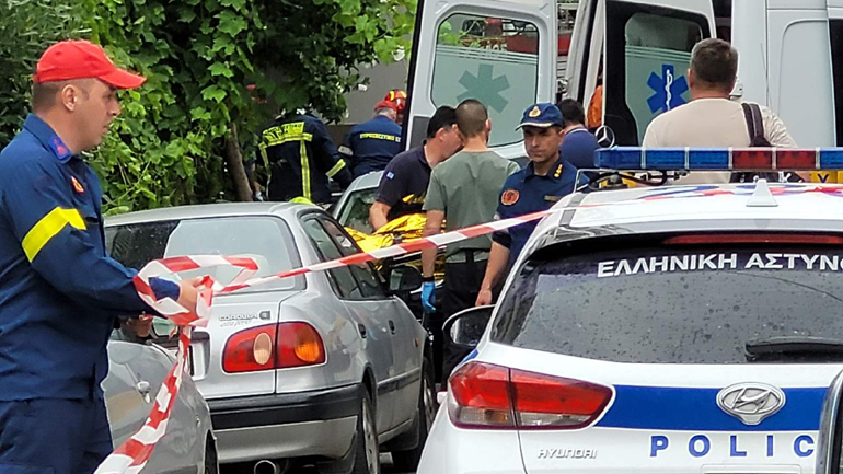 Φρικτός θάνατος στη Λάρισα: Άνδρας αυτοπυρπολήθηκε, πήδηξε από μπαλκόνι και καρφώθηκε σε κάγκελα